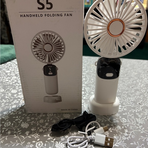 White Personal Portable Fan with LED Display - Picture 2 of 6